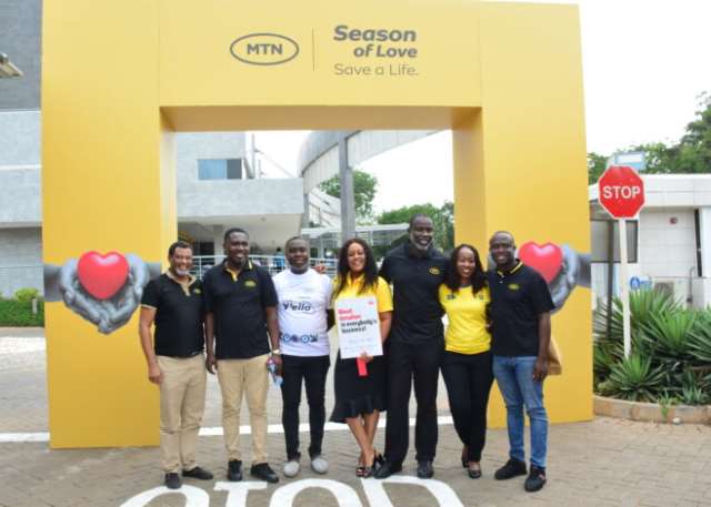 219202585845-uaqctgfsrn-nana-kofi-asare-gm-legal-and-regulatory-robert-kuzoe-sm-mtn-ghana-foundation-and-team-during-the-save-a-life-780x470-1